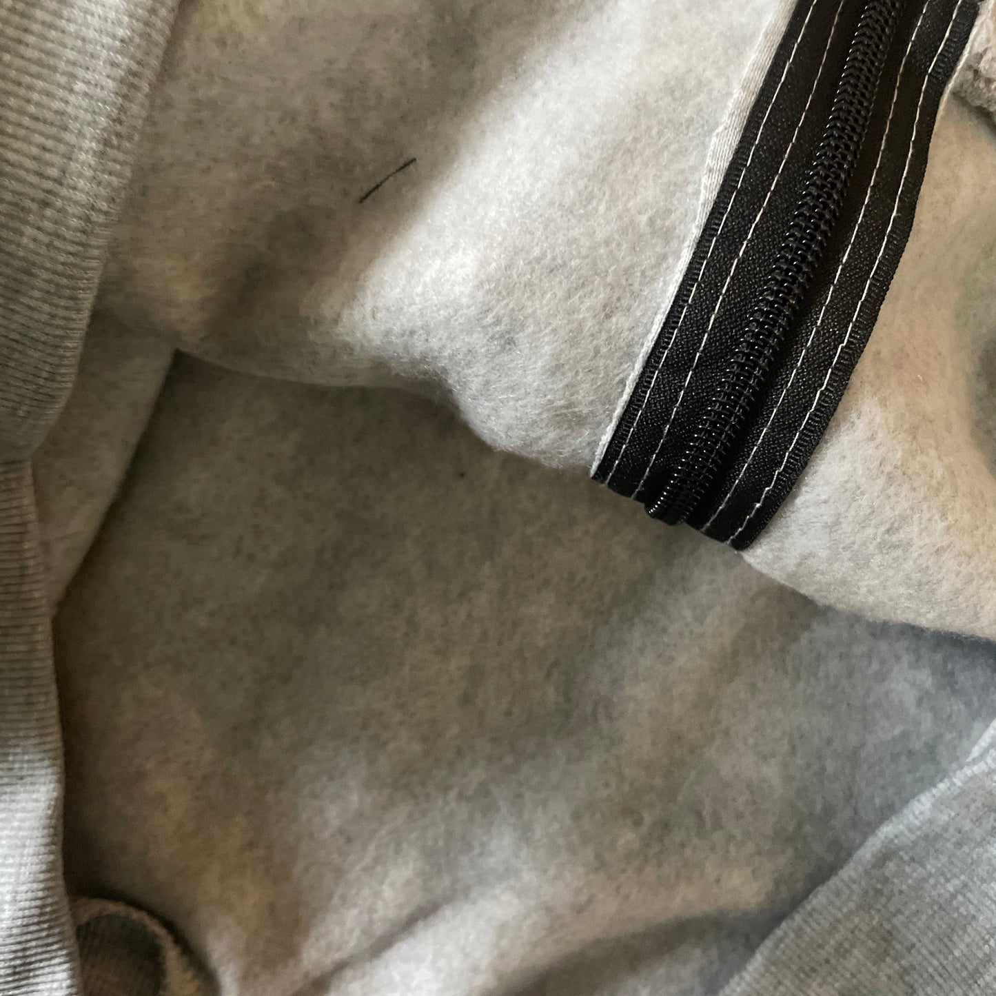 Herregenser med glidelås og hette Unike turprodukter