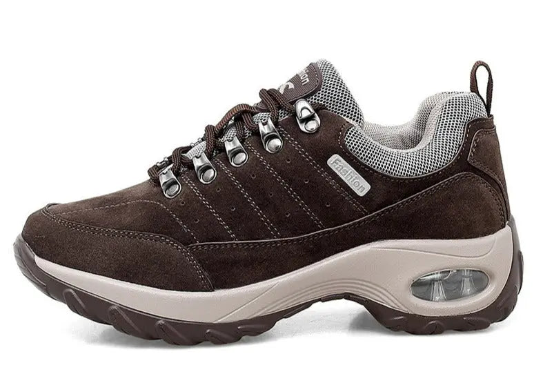 Brune damesko med pustende materiale og fleksibel såle.