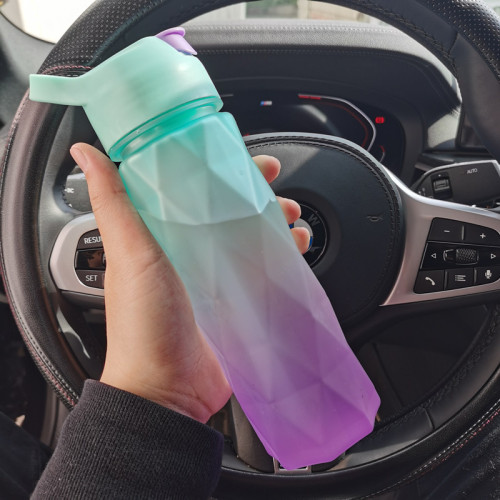 700 ml water bottle with spray