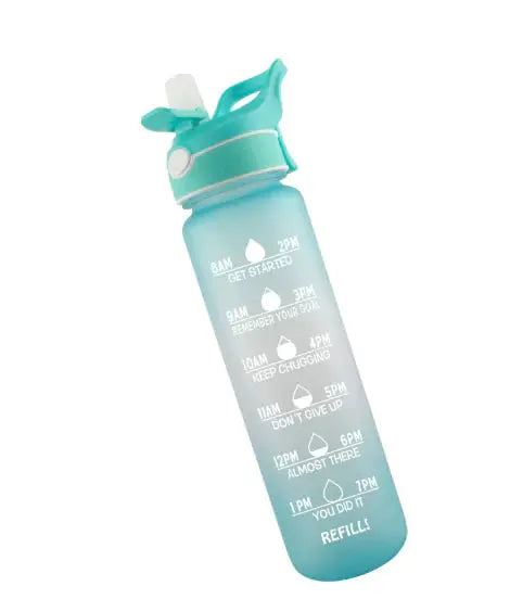 Vannflaske med spray og målemeter - transparent plastflaske med innebygd måleskala og sprayfunksjon, perfekt for enkel påføring av vann og nøyaktig dosering av væske.