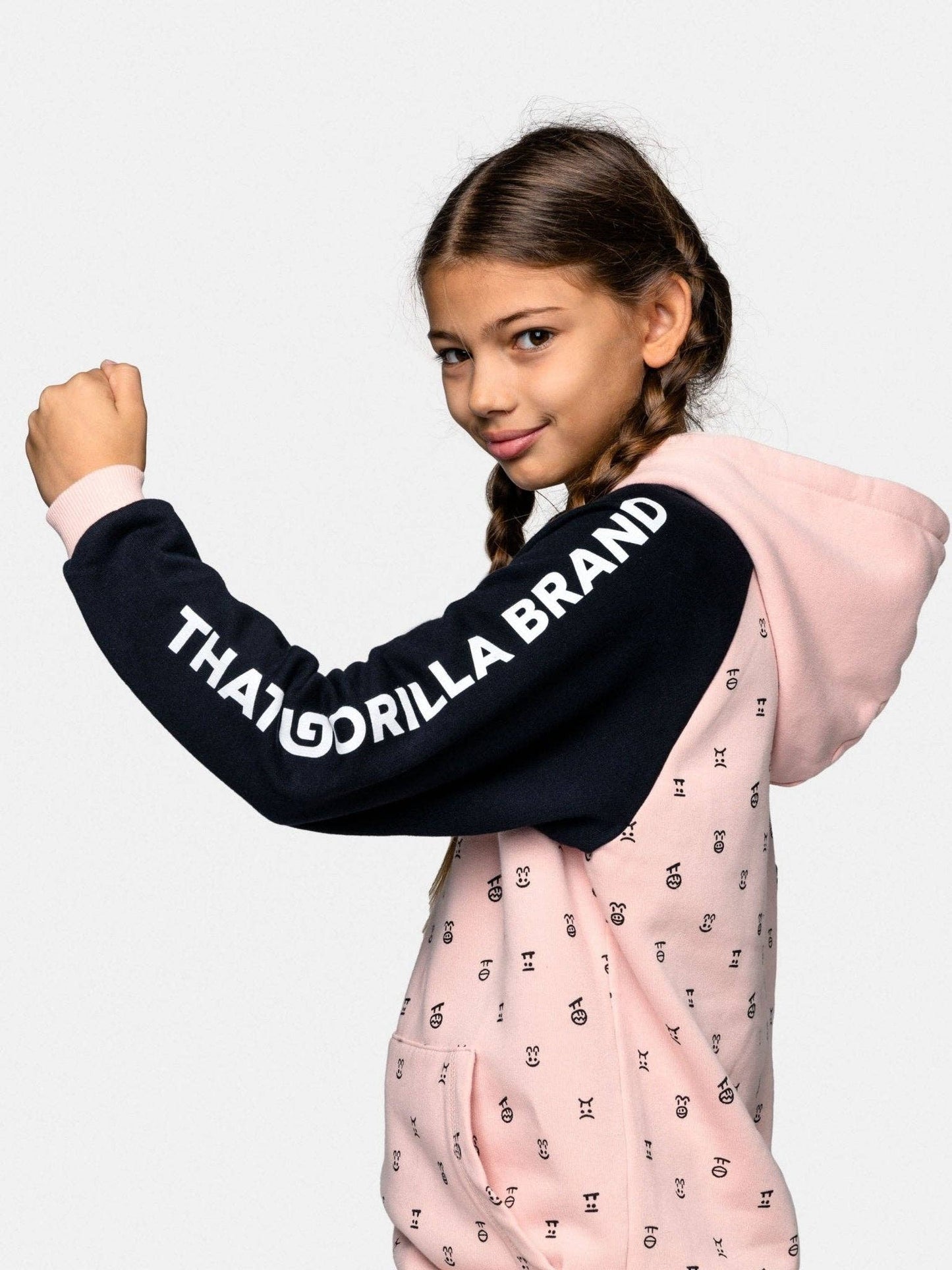 Stilfull og komfortabel hettegenser med unikt Gorilla-uttrykk på armene. Laget av høykvalitets stoff for varme og komfort. Tilgjengelig i rosa.