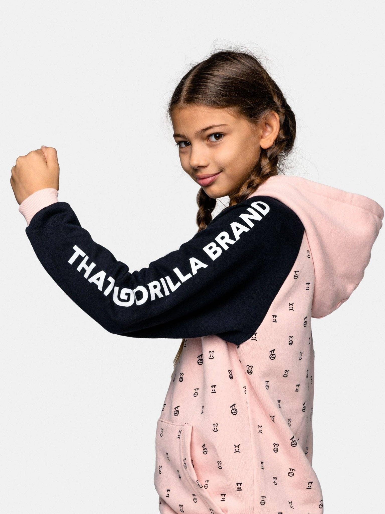 Stilfull og komfortabel hettegenser med unikt Gorilla-uttrykk på armene. Laget av høykvalitets stoff for varme og komfort. Tilgjengelig i rosa.