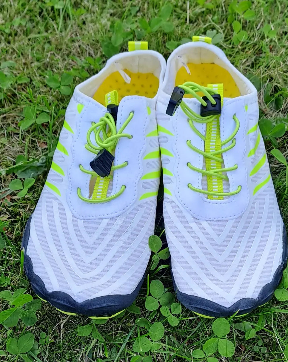 Hvite barfotsko med gule detaljer