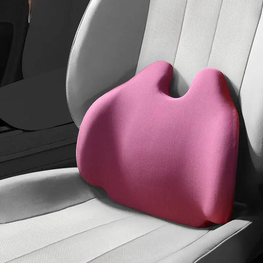 Korsryggpute i kirsebærrosa som kan fås i flere farge Designet for å gi komfort og lindre ledd- og muskelplager. Perfekt for bruk i bilen eller på kontoret.