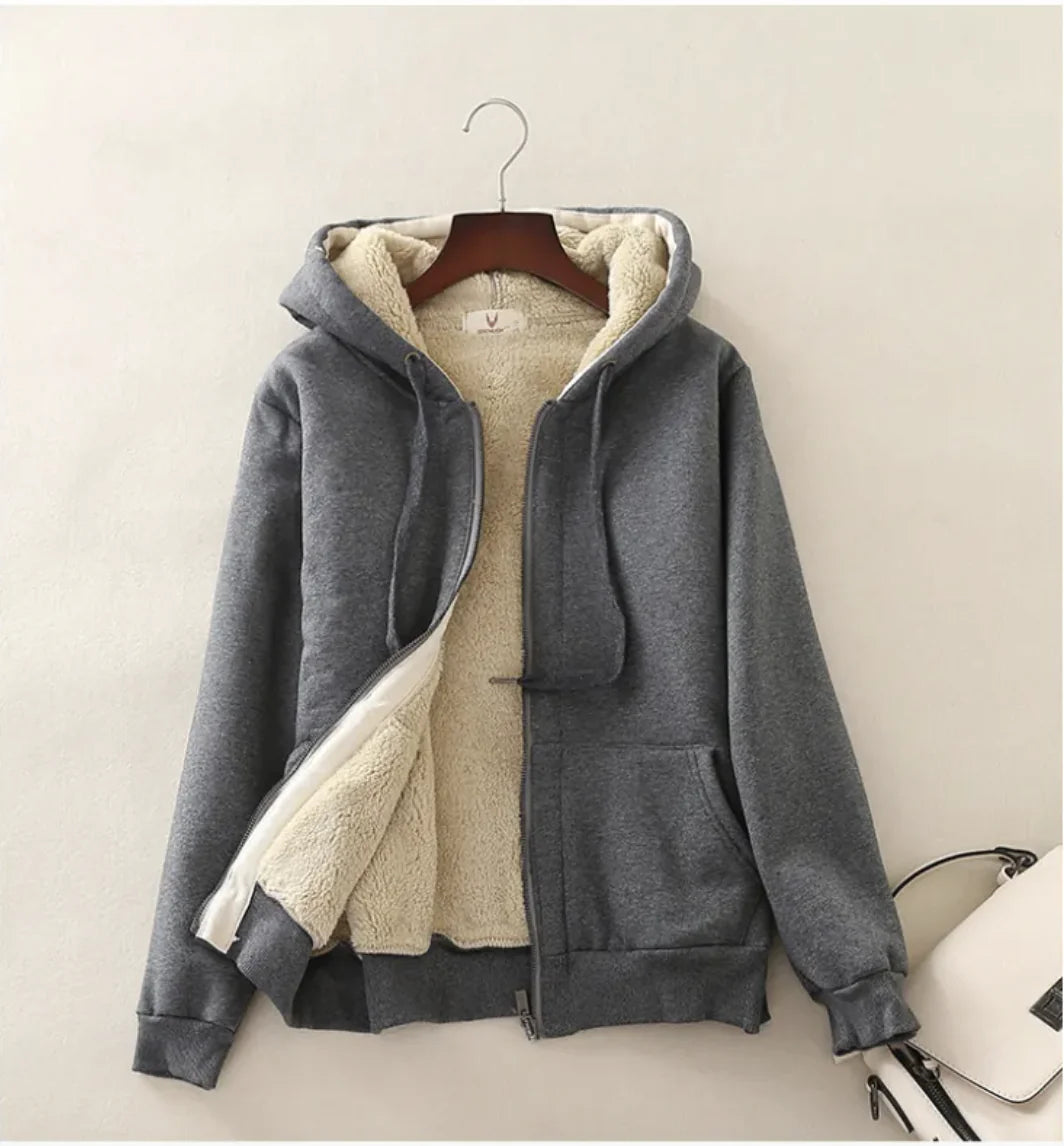 Mørk grå jakke med fleecefôr og hette, designet for komfort og varme.