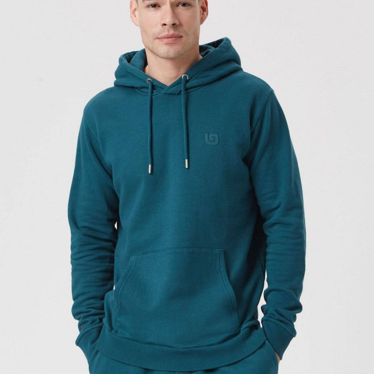 Stilfull og komfortabel hettegenser fra Maji-kolleksjonen, laget av 80 % økologisk bomull. Har en 3D-trykt 'G' på venstre bryst, brodert gorilla på høyre arm, matchende snorer og gunmetal-finish. Perfekt for både aktive dager og avslapning.