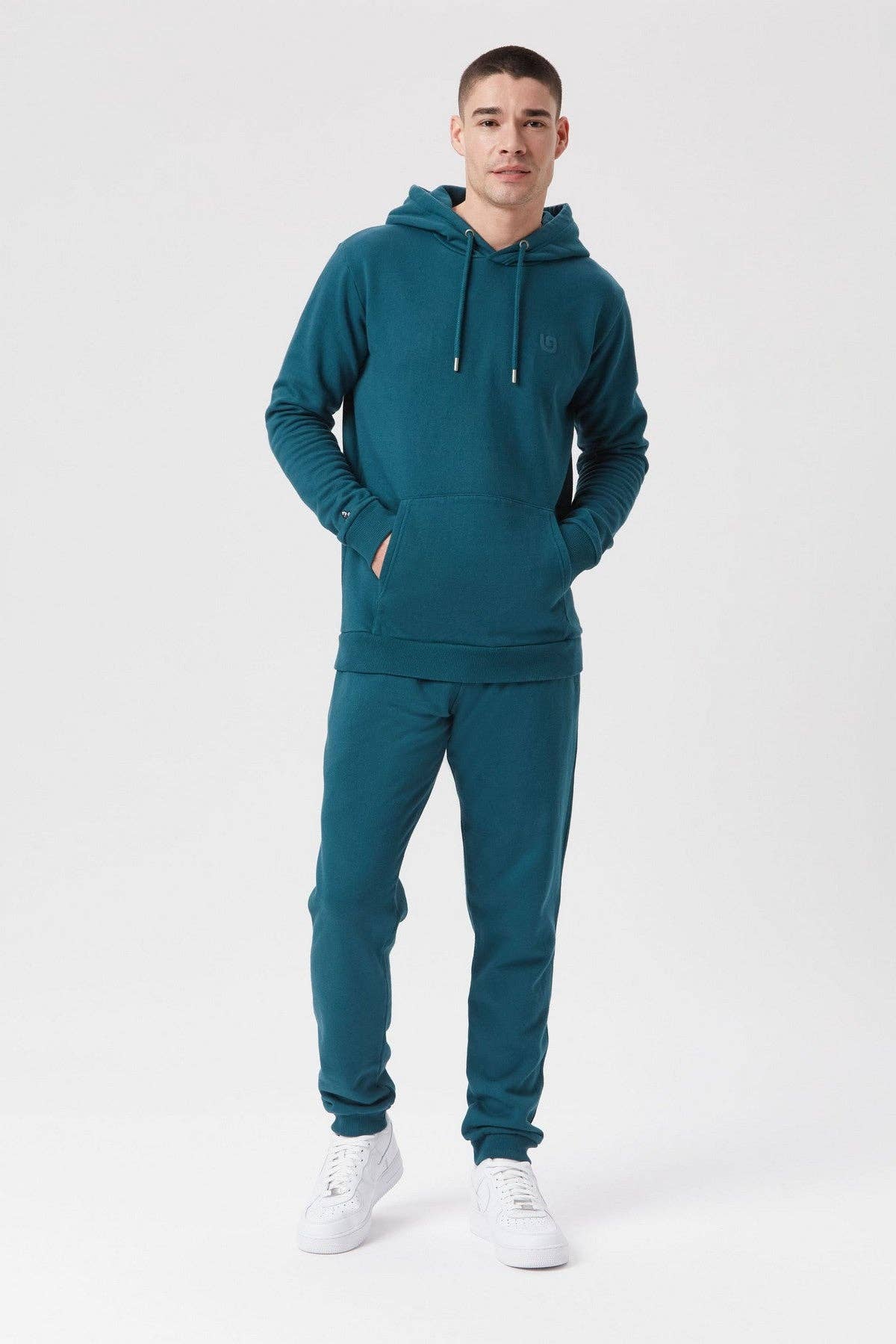 Stilfulle og komfortable joggebukser fra Maji-kolleksjonen, laget av 80 % økologisk bomull og 20 % polyester. Har en 3D-trykt 'G' under venstre lomme, matchende snorer og gunmetal-finish. Perfekt for både aktive dager og avslapning.