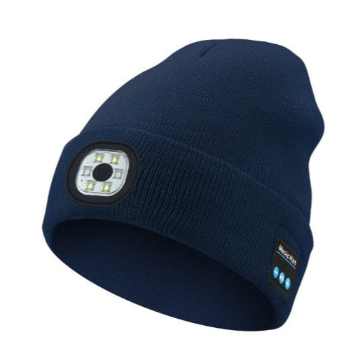 Mørkblå lue med innebygd LED-lys og Bluetooth, laget av mykt akrylmateriale. Perfekt for å holde deg varm, lytte til musikk og være synlig i mørket.