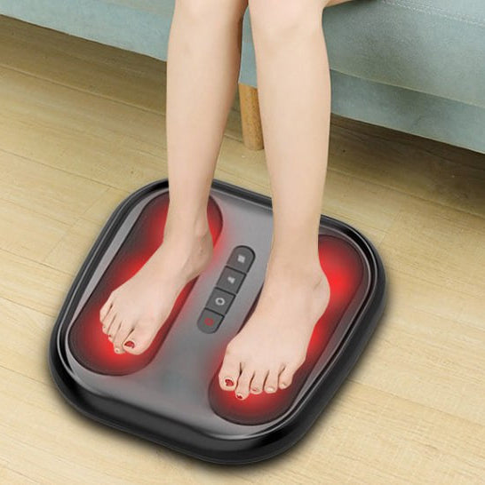 Avslappet person i sofa med føttene på massasjeapparatet.