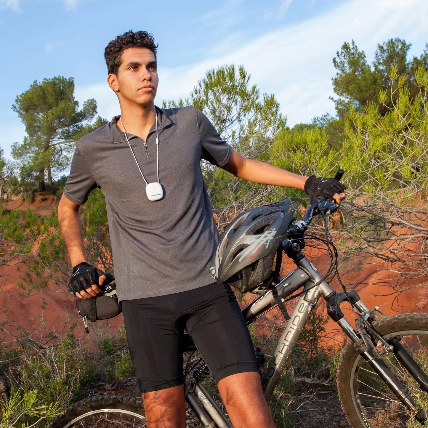 Produktbilde av Moskitofree Forever, en naturlig myggavvisende spray med elegant emballasje, som lover langvarig beskyttelse mot mygg og insekter, perfekt for utendørs aktiviteter