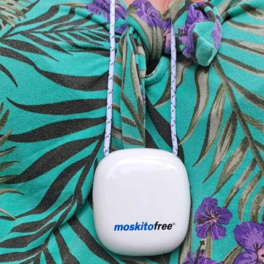 Produktbilde av Moskitofree Forever, en naturlig myggavvisende spray med elegant emballasje, som lover langvarig beskyttelse mot mygg og insekter, perfekt for utendørs aktiviteter