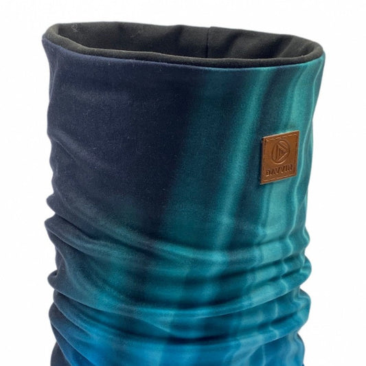 Northern light hals/multilue i funksjonelt og pustende materiale, i mørkt design med diskré mønster, kan brukes som hals, lue eller pannebånd.