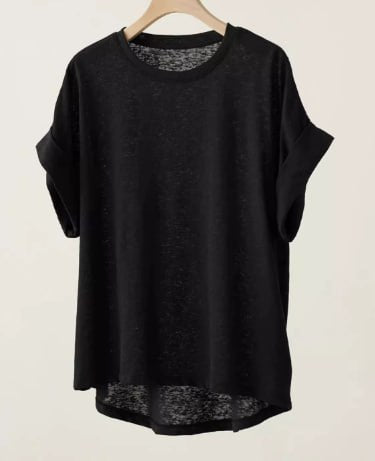 Svart t-skjorte i lin og bomull for dame, med rund hals og kort erm. En klassisk og elegant basis-topp som passer til alt.