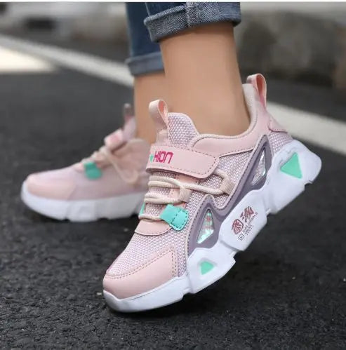 Tøffe og gode joggesko jenter i rosa, tilgjengelige i størrelser fra 26 til 37. Perfekte for lek og aktivitet med komfort og ytelse som varer.