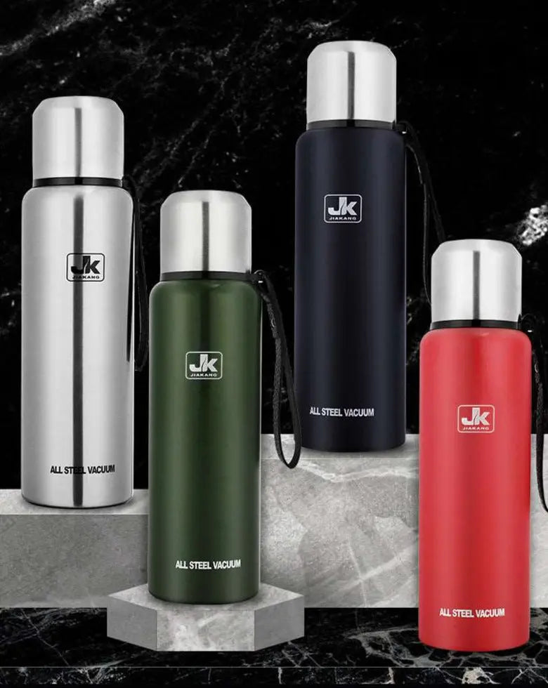 Termos i rustfri stål i fire fargevarianter med isolerende egenskaper, designet for å holde drikkevarer varme eller kalde i flere timer. Den har en praktisk skrulokk og en slank, moderne form som gjør den enkel å bære med seg.