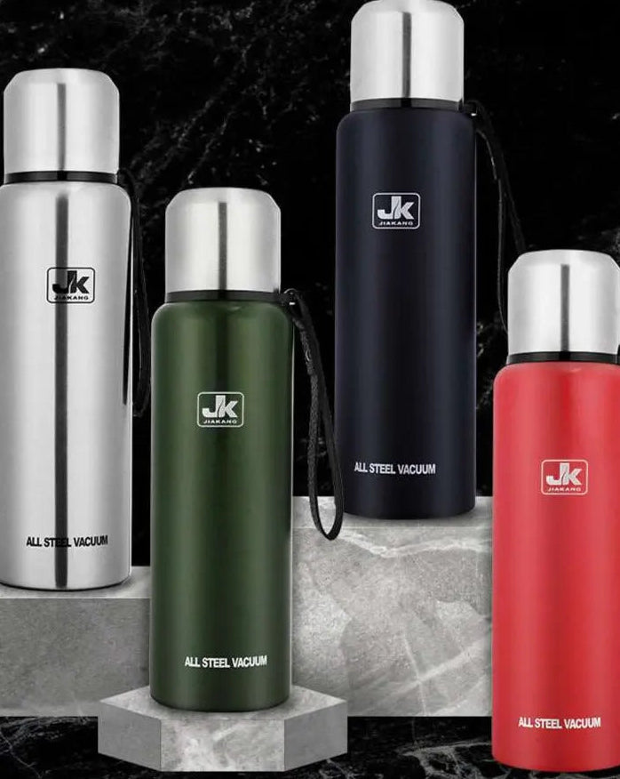 Termos i rustfri stål i fire fargevarianter med isolerende egenskaper, designet for å holde drikkevarer varme eller kalde i flere timer. Den har en praktisk skrulokk og en slank, moderne form som gjør den enkel å bære med seg.