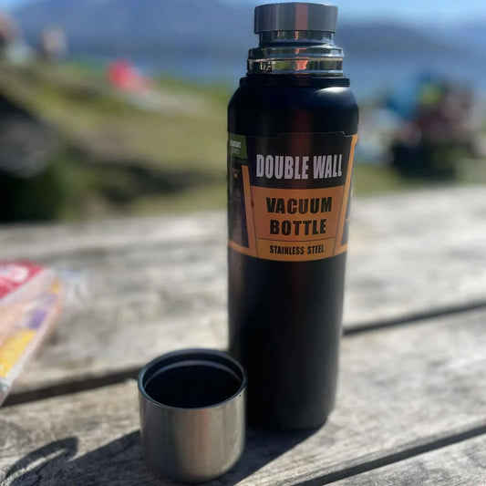 Rustfri ståltermos med matt overflate og lokk som kan brukes som kopp. Termosen har gummibunn for stabilitet og finnes i flere størrelser og farger.