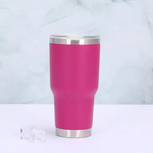 Praktisk og isolerende kopp som holder drikken din varm eller kald, utstyrt med et sugerør for enkel bruk.