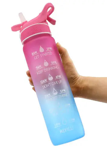 Vannflaske med spray og målemeter - transparent plastflaske med innebygd måleskala og sprayfunksjon, perfekt for enkel påføring av vann og nøyaktig dosering av væske.