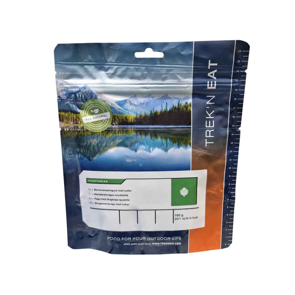 Smakfull ragu med skogsopp og nudler, laget med en fyldig saus, aromatiske urter og møre biter av sopp – en varm og rustikk rett.