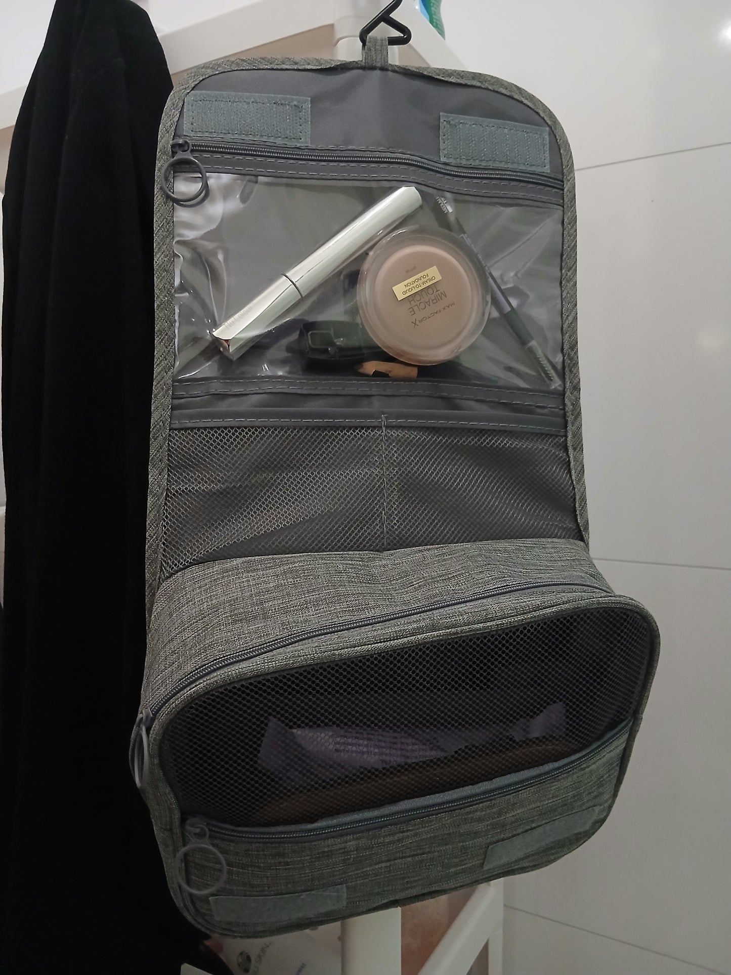 Sammenleggbar og opphengbar toalettveske Unike turprodukter