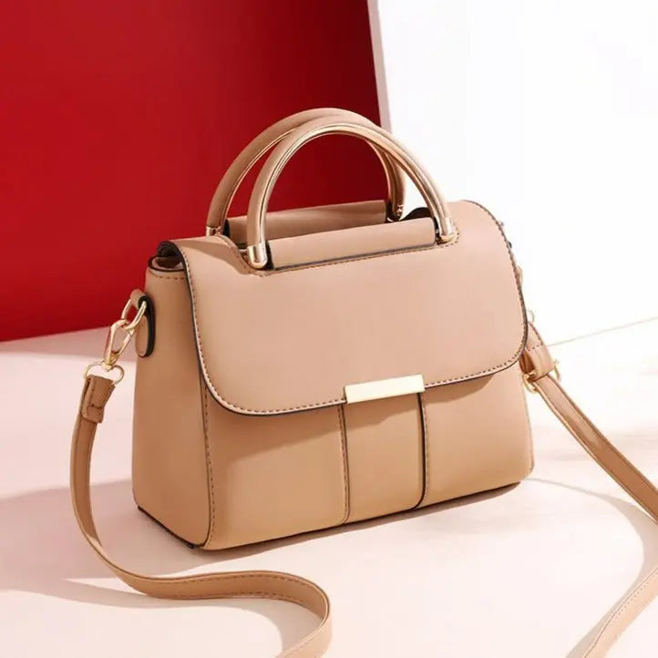 Beige, elegant og robust veske laget av materialer av høy kvalitet, designet for både stil og funksjonalitet. Vesken har en tidløs silhuett, romslige lommer og slitesterke detaljer, perfekt til hverdags eller spesielle anledninger.