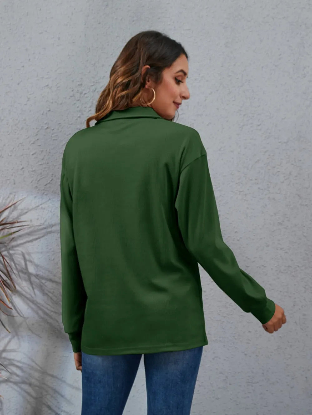 Klassisk og komfortabel bluse med dekorknapper Unike turprodukter
