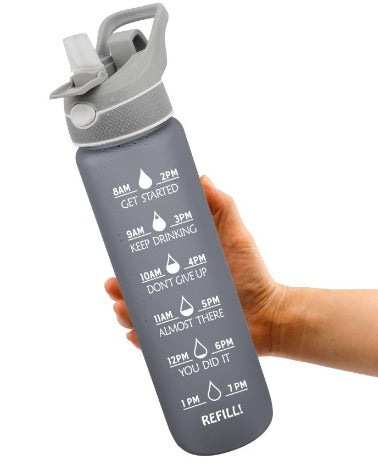 Vattenflaska med spray och mått med en kapacitet på 1000 ml