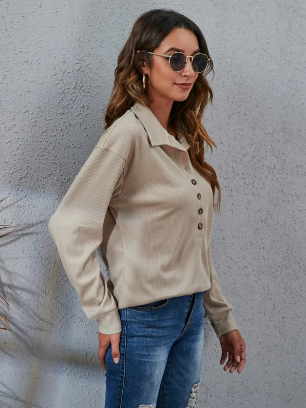 Klassisk og komfortabel bluse med dekorknapper Unike turprodukter