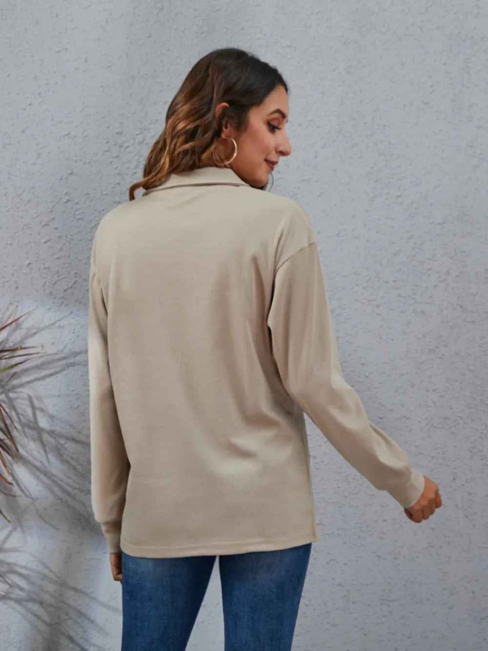 Klassisk og komfortabel bluse med dekorknapper Unike turprodukter