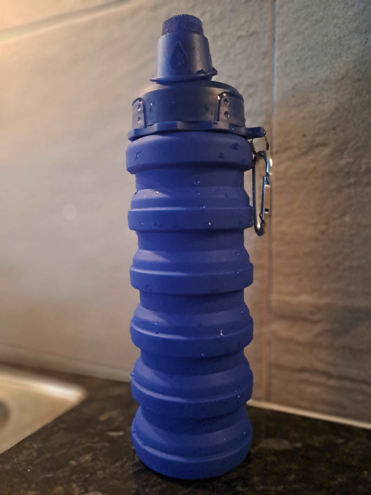 Vannflaske i silikon som kan legges sammen