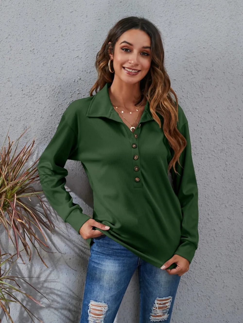 Klassisk og komfortabel bluse med dekorknapper Unike turprodukter