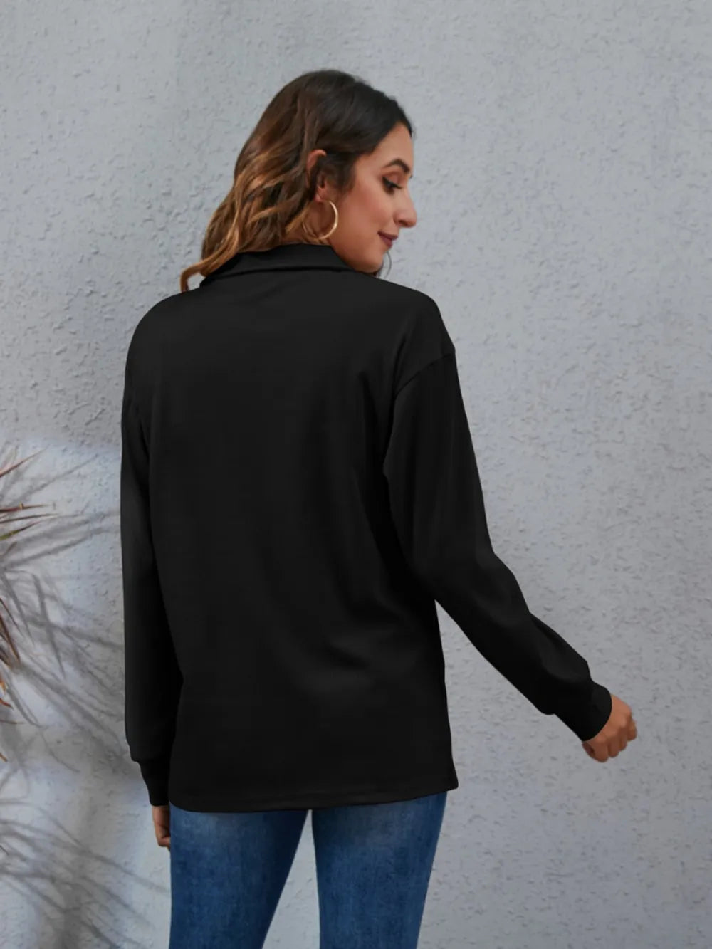 Klassisk og komfortabel bluse med dekorknapper Unike turprodukter