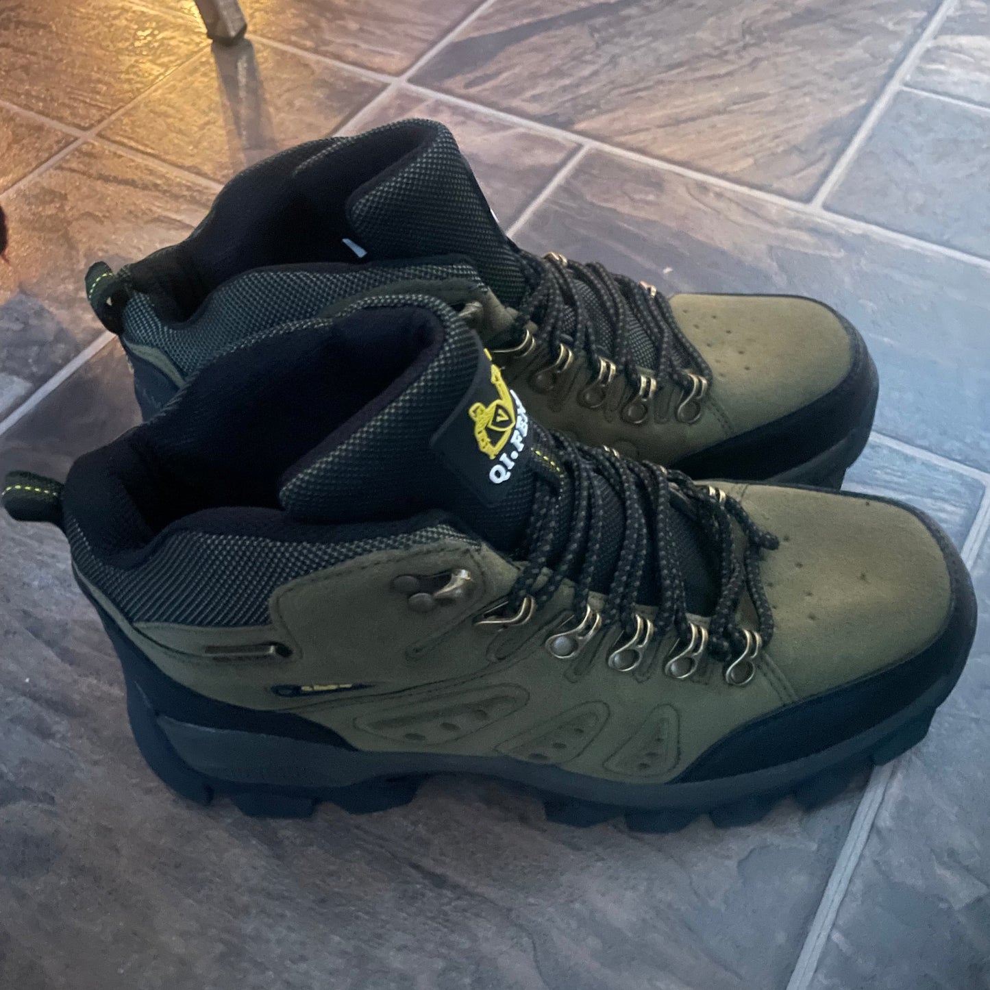 Høye tursko for menn og kvinner