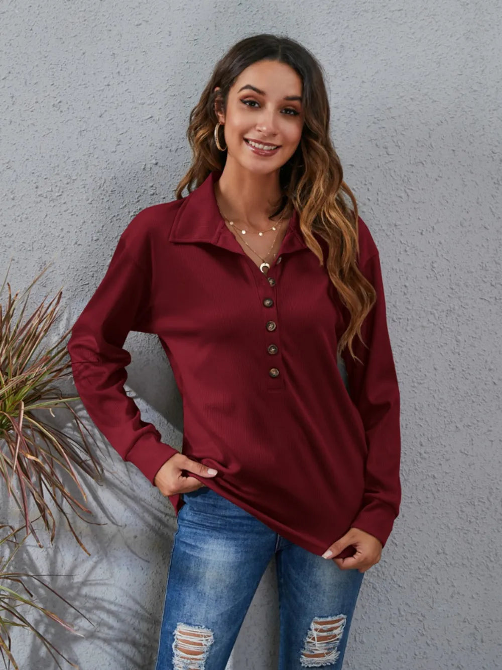 Klassisk og komfortabel bluse med dekorknapper Unike turprodukter