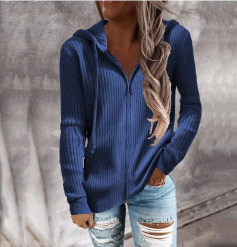 Blå damehettegenser med glidelås og hette, designet i behagelig bomullsblanding.