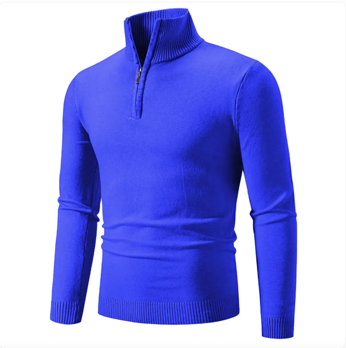 Blå genser med glidelås, laget av mykt og komfortabelt stoff. Genseren har en moderne og sporty design, med høy hals som kan lukkes med glidelås. Den er perfekt for både hverdagsbruk og trening, og gir et stilrent utseende. Glidelåsen gjør det enkelt å regulere temperaturen, og de elastiske mansjettene holder genseren på plass. Finnes i ulike størrelser