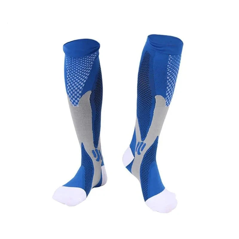 Blå kompresjonssokker med grå detaljer designet for støtte, bedre blodsirkulasjon og redusert muskelutmattelse. Perfekt for sport og hverdag.
