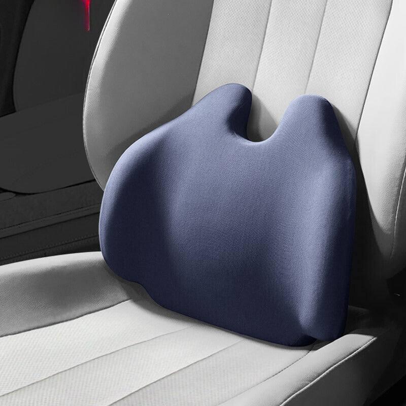 Korsryggpute i blå, men finnes og i svart kirsebærrosa eller rosa. Designet for å gi komfort og lindre ledd- og muskelplager. Perfekt for bruk i bilen eller på kontoret.