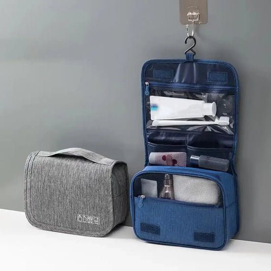 Sammenleggbar og opphengbar toalettveske i svart. Perfekt for å organisere toalettsaker hjemme eller på reise. Praktisk og kompakt design med flere rom.