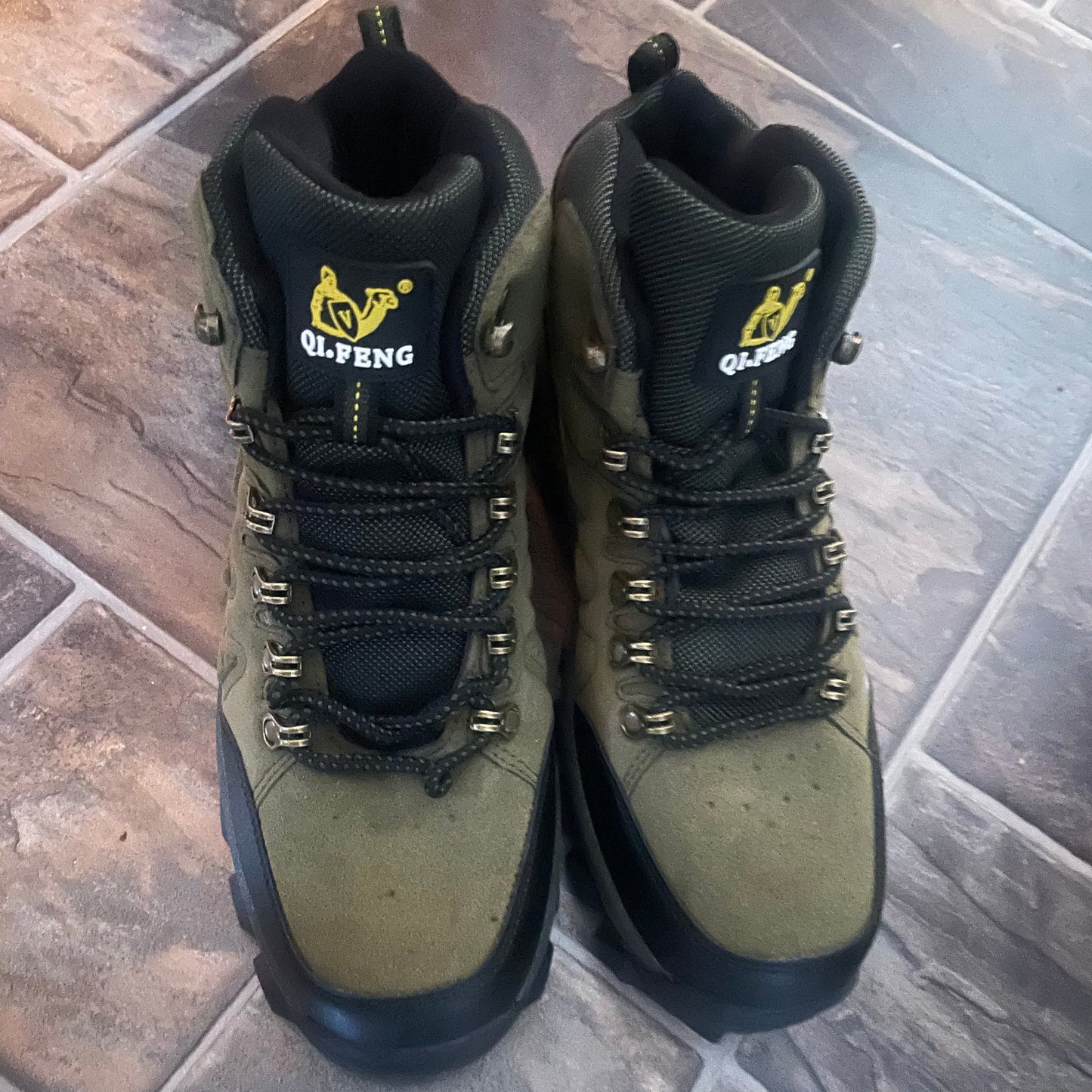 Høye tursko for menn og kvinner