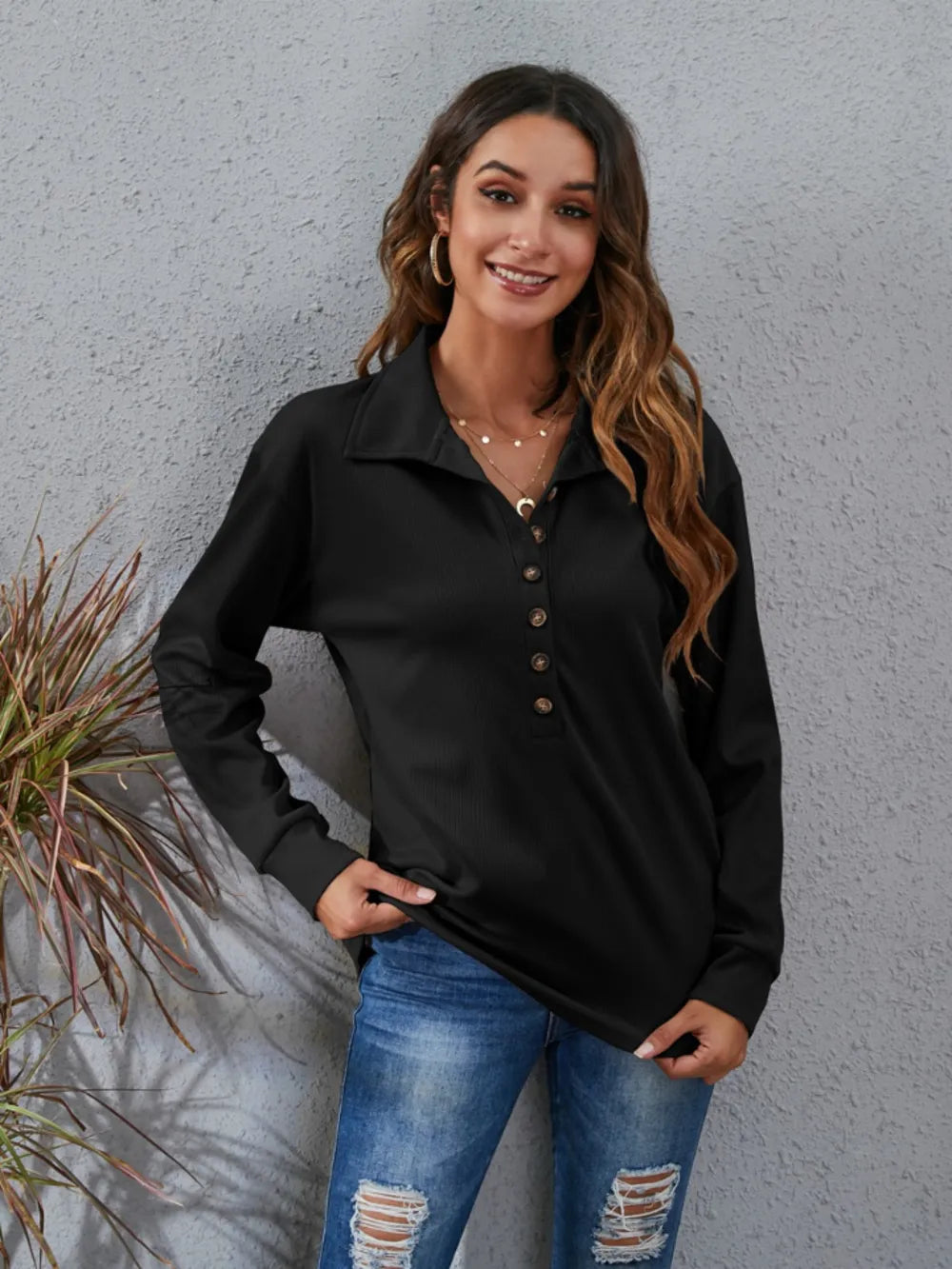 Klassisk og komfortabel bluse med dekorknapper Unike turprodukter