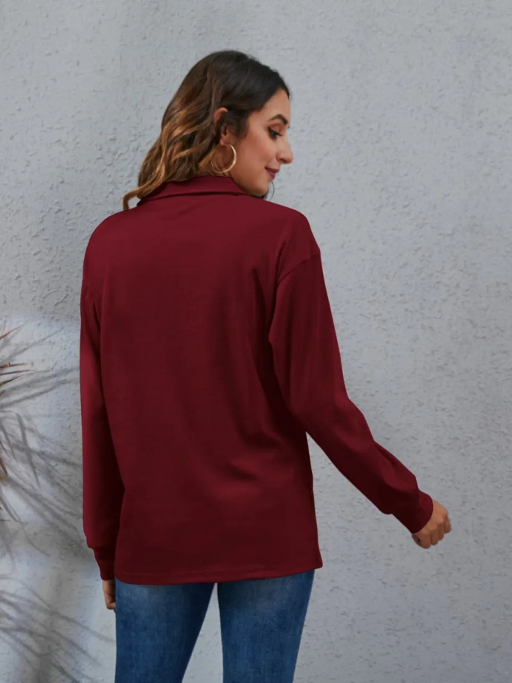 Klassisk og komfortabel bluse med dekorknapper Unike turprodukter