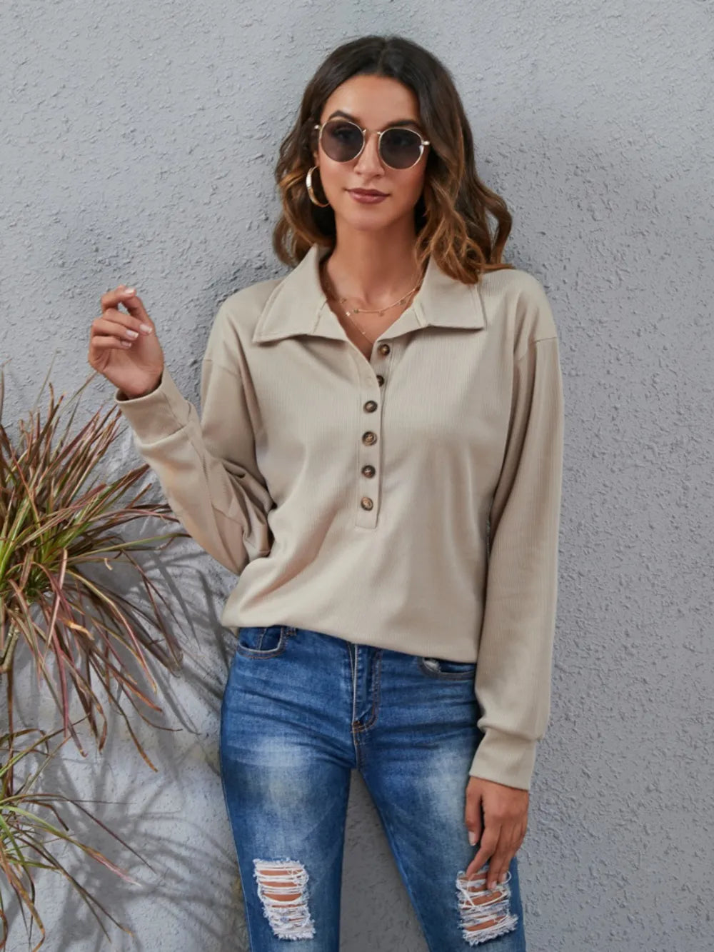 Klassisk og komfortabel bluse med dekorknapper Unike turprodukter