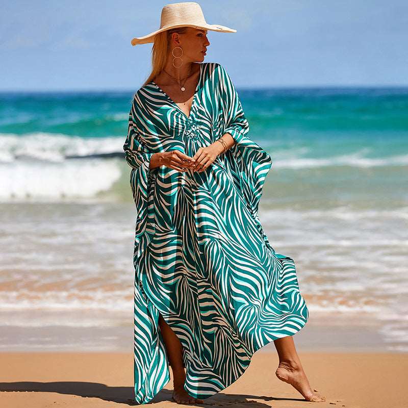 Elegant bikini cover-up kjole i lett, luftig stoff, perfekt for strandbruk. Designet med en moderne silhuett og delikate detaljer, ideell for å skape et stilfullt utseende ved bassenget eller stranden.
