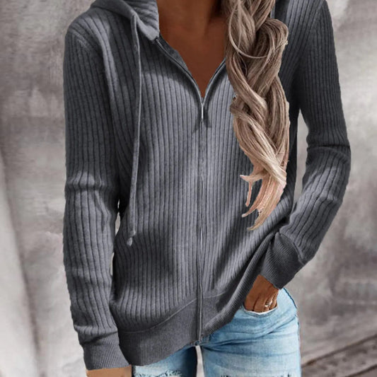 «Grå damehettegenser med glidelås og hette, laget i myk bomullsblanding.»