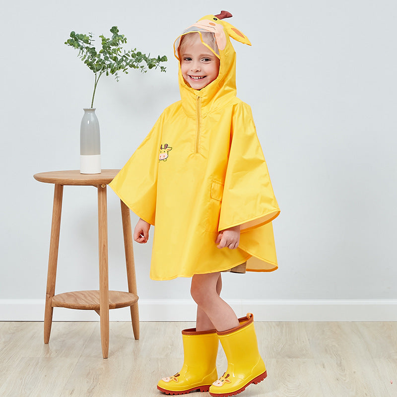 Barn med gul regnponcho og matchende regnstøvler smiler inn i kameraet. Ponchoen har hette med morsomt dyredesign og gir full beskyttelse mot regn.