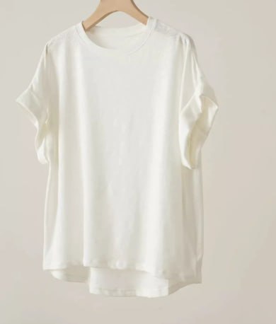 Hvit t-skjorte i lin og bomull for dame, med rund hals og kort erm. Ren og tidløs stil – perfekt som basisplagg året rundt.