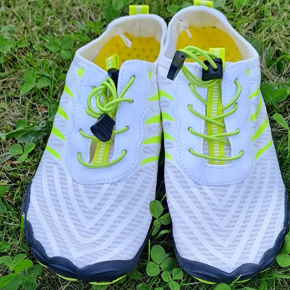 Hvite barfotsko med gule detaljer