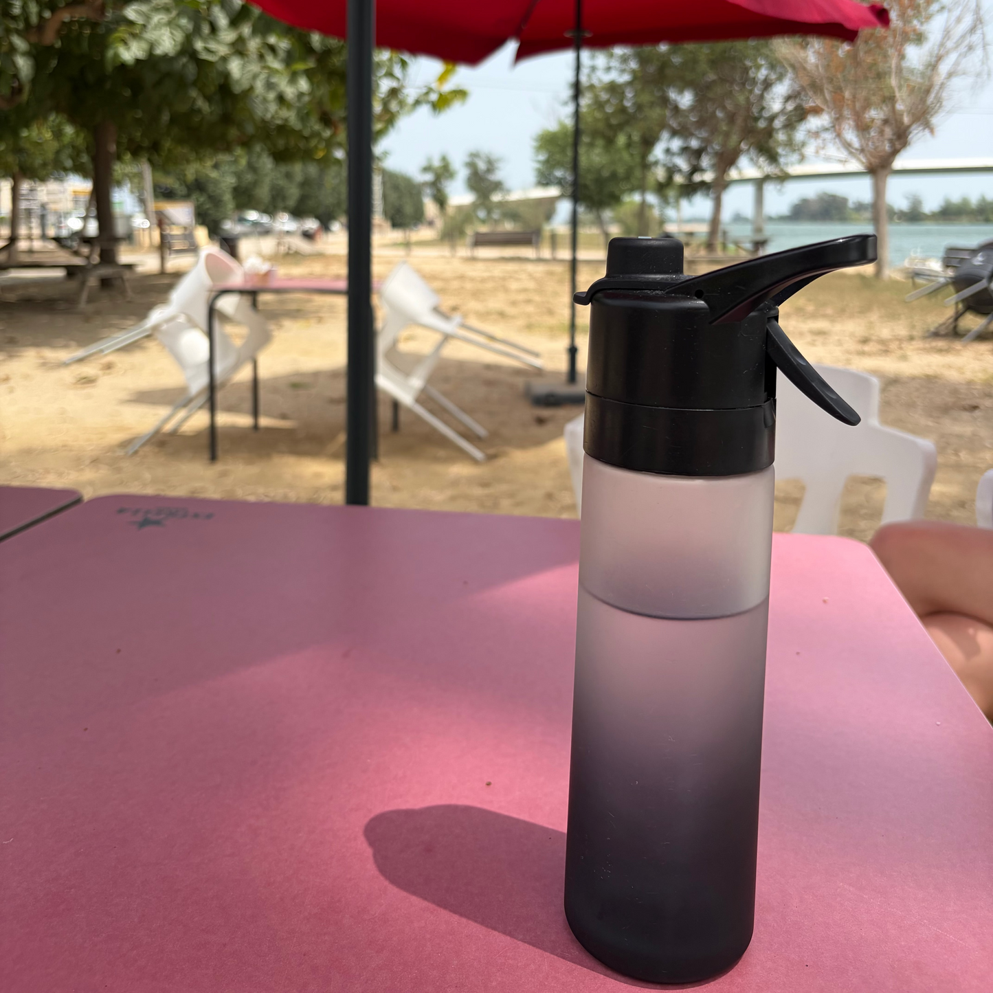 700 ml vannflaske med spray